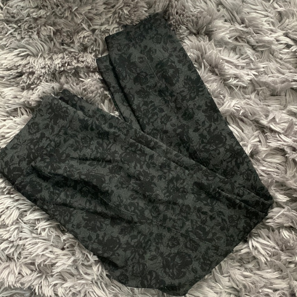 Ann Taylor Outlet Black Floral Print Leggings Sz Small 🌺💐🌷 - Picture 1 of 4